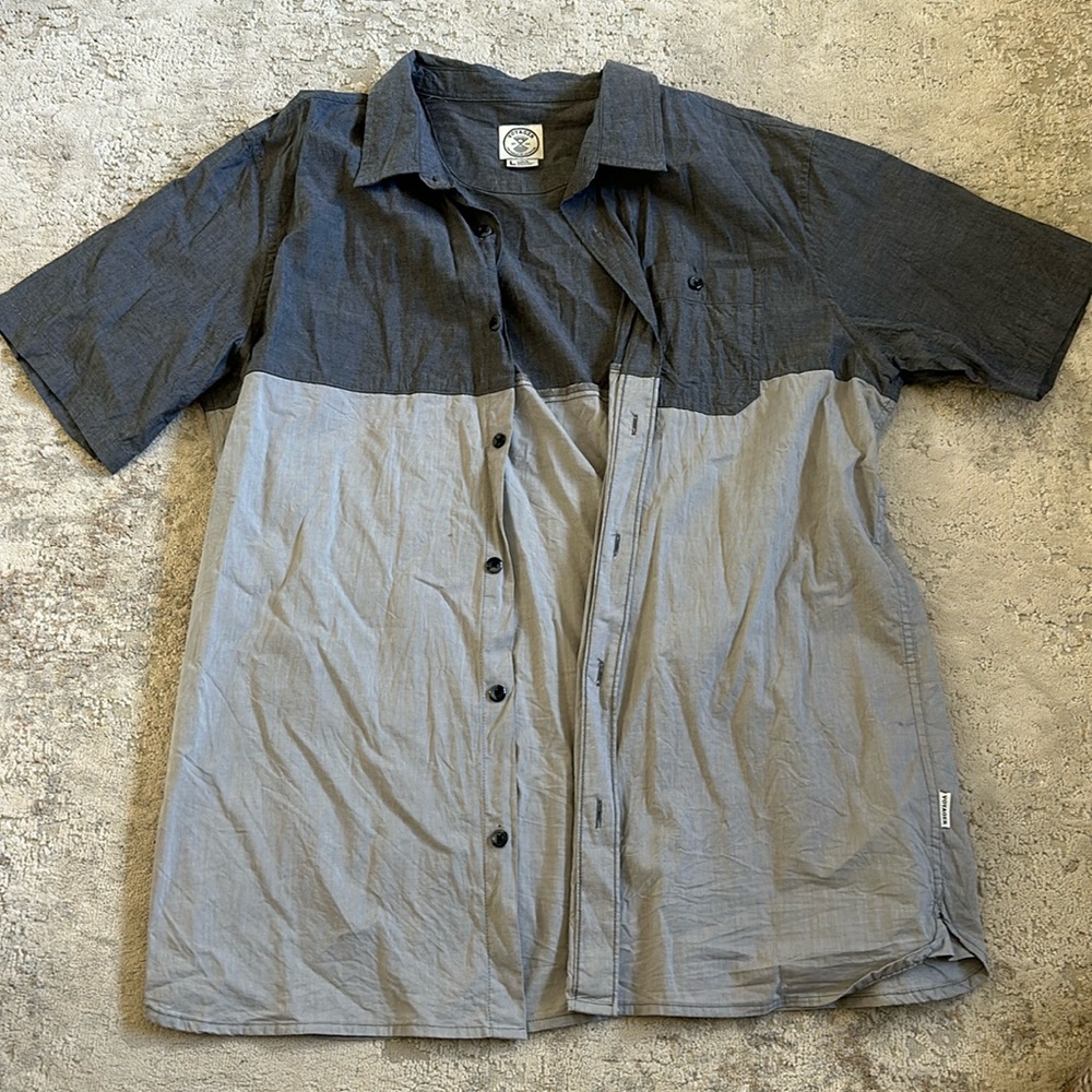 Men’s Voyager button up tshirt size large